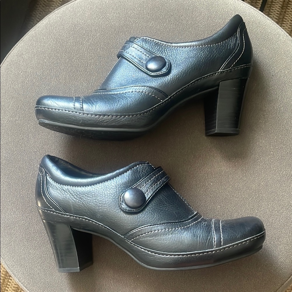 Clarks Artisan Black Leather Heels with Button Accent Women's 8 Cobbler Style - Picture 4 of 9